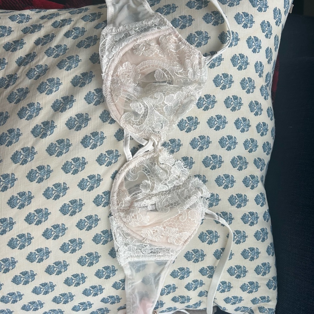 Victoria's Secret Lace Bra in Cream and White